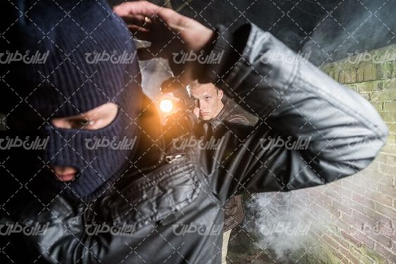 تصویر با کیفیت سارق همراه با دزد نقاب دار و کلاه فیس