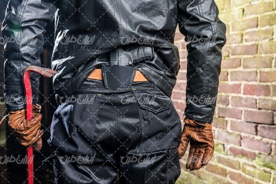 تصویر با کیفیت سارق همراه با دزد نقاب دار و کلاه فیس