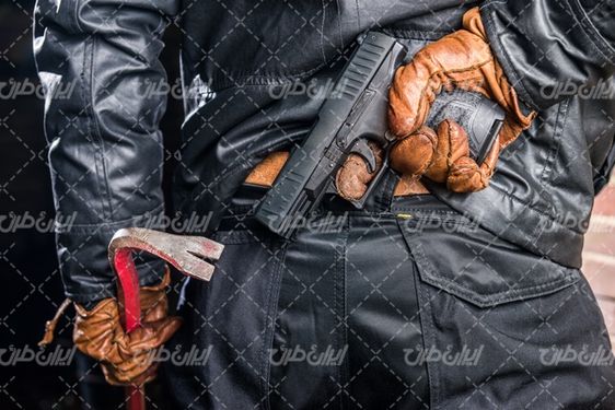 تصویر با کیفیت سارق مسلح همراه با دزد نقاب دار و کلاه فیس