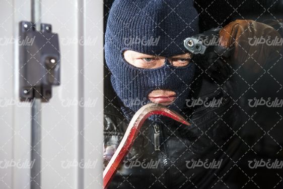 تصویر با کیفیت سارق مسلح همراه با دزد نقاب دار و کلاه فیس