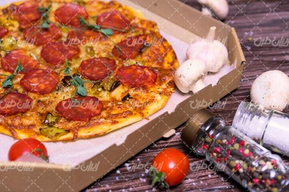تصویر با کیفیت پیتزا همراه با فست فود و اغذیه