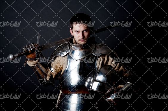 تصویر با کیفیت شوالیه همراه با جنگجوی زره پوش و کلاه خود