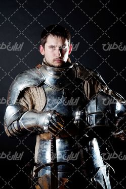 تصویر با کیفیت شوالیه همراه با جنگجوی زره پوش و کلاه خود