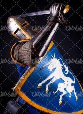 تصویر با کیفیت شوالیه همراه با جنگجوی زره پوش و کلاه خود