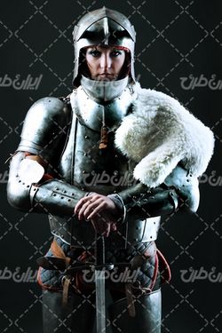 تصویر با کیفیت شوالیه همراه با جنگجوی زره پوش و کلاه خود