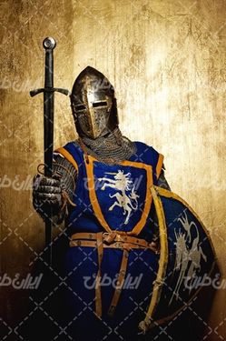 تصویر با کیفیت شوالیه همراه با جنگجوی زره پوش و کلاه خود