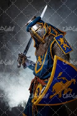 تصویر با کیفیت شوالیه همراه با جنگجوی زره پوش و کلاه خود