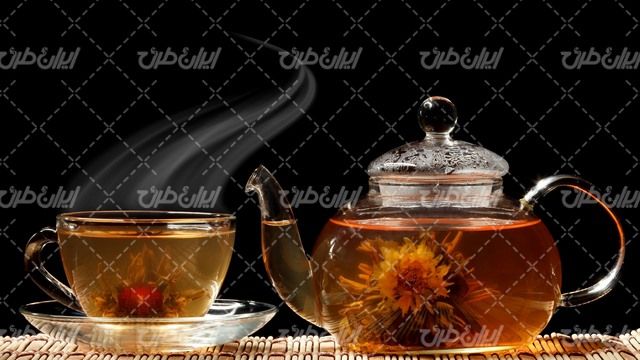 تصویر با کیفیت قوری چای همراه با دمنوش و فنجان چای شیشه ای