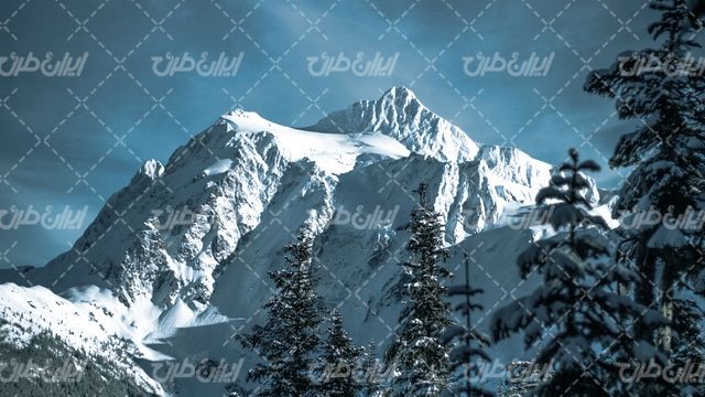 تصویر با کیفیت منظره زیبای کوه برفی همراه با طبیعت و چشم انداز زیبا