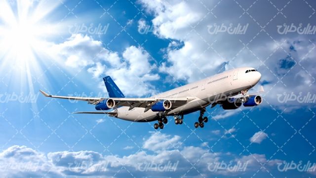 تصویر با کیفیت هواپیمای مسافربری همراه با هواپیما و آسمان آبی