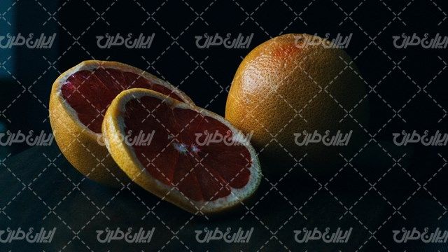 تصویر با کیفیت پرتقال همراه با میوه و آب میوه طبیعی