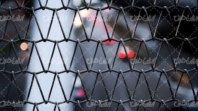 تصویر با کیفیت فنس همراه با حصار فلزی و فنس فلزی