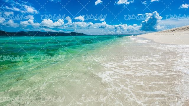 تصویر با کیفیت ساحل دریا همراه با آب زلال و چشم انداز زیبا