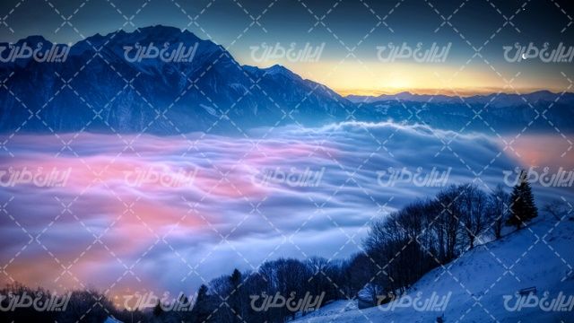 تصویر با کیفیت کوهستان همراه با مه و چشم اندازی زیبای زمستان
