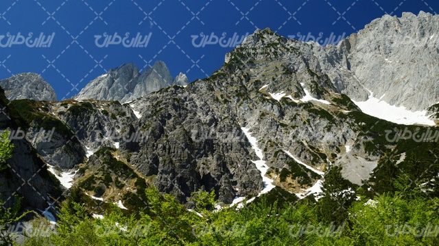 تصویر با کیفیت منظره زیبا کوهستان همراه با کوهستان و چشم انداز