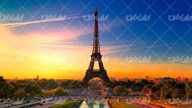 تصویر با کیفیت برج ایفل همراه با شهر پاریس و آسمان خراش