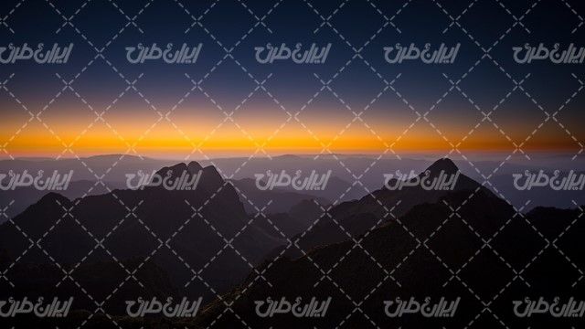 تصویر با کیفیت منظره زیبای غروب آفتاب همراه با چشم اندازه کوهستان و کوه