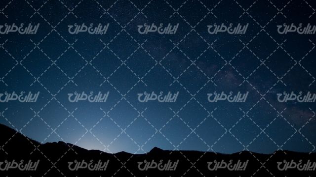 تصویر با کیفیت منظره زیبای آسمان شب همراه با ستاره و کوه