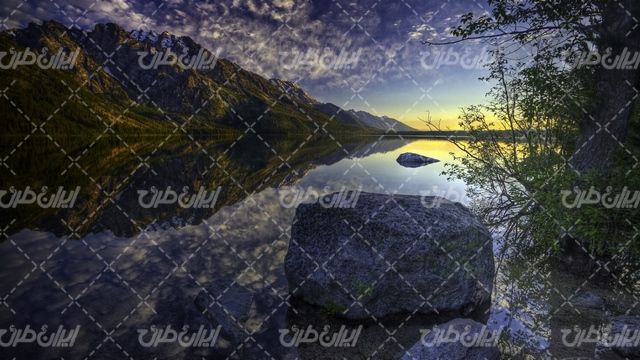 تصویر با کیفیت منظره زیبای دریاچه همراه با غروب خورشید و کوه