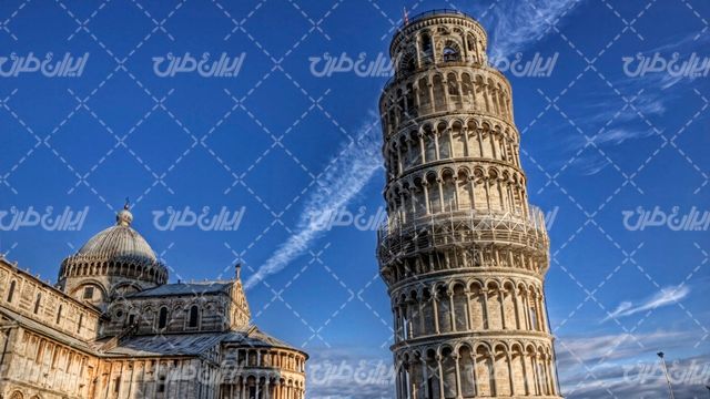 تصویر با کیفیت برج پیزا همراه با جاذبه گردشگری و جاذبه توریستی