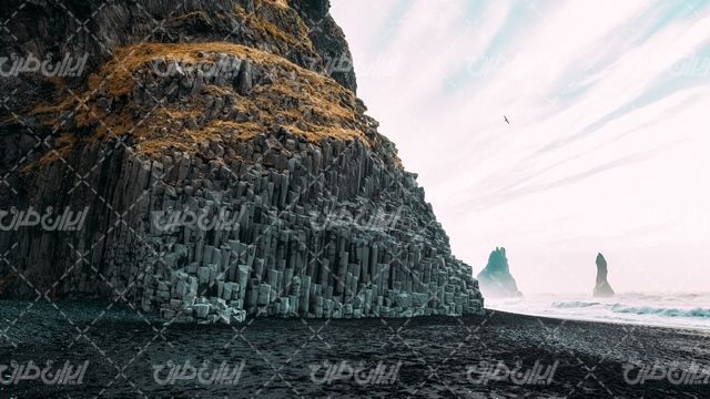 تصویر با کیفیت منظره صخره همراه با چشم انداز زیبا دریا  و طبیعت زیبا