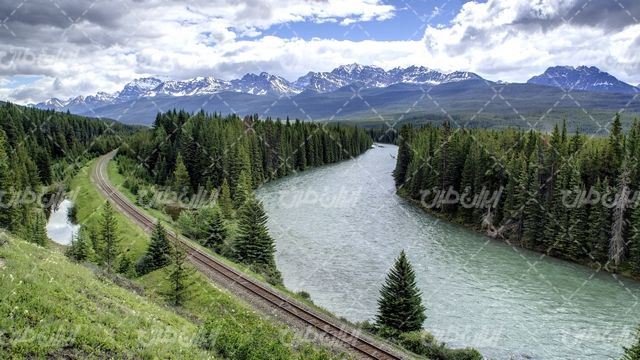 تصویر با کیفیت راه آهن همراه با رودخانه و منظره زیبای جنگل