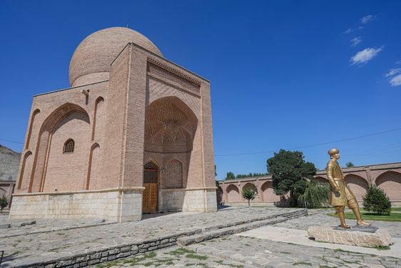 مقبره چالدران جاذبه گردشگری آذربایجان غربی