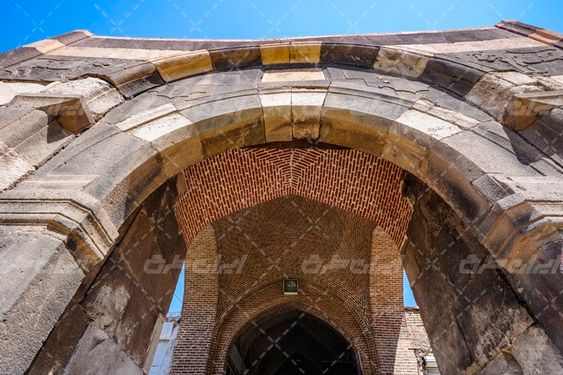 دروازه سنگی و سقف طاق گنبدی جاذبه دیدنی آذربایجان غربی