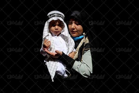 خانم ایرانی همراه کودک
