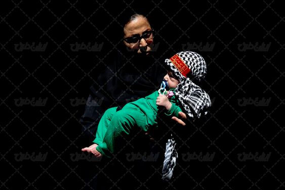 تصویر مادر و کودک ایرانی در مراسم شیرخوارگان