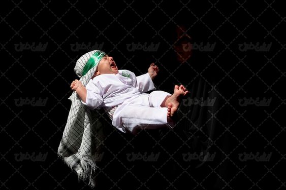 خانم ایرانی همراه نوزاد در مراسم شیرخوارگان