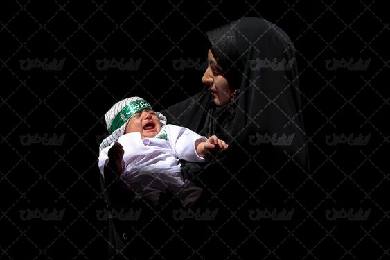 عکس خانم ایرانی همراه نوزاد در مراسم شیرخوارگان