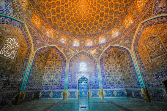مسجد شیخ لطف الله اصفهان: شاهکار هنر اسلامی در قلب بازار قدیمی اصفهان