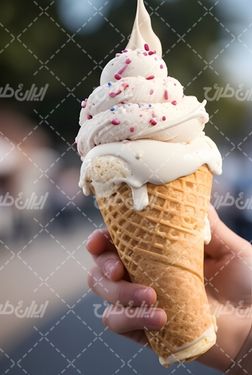 تصویر با کیفیت بستنی قیفی همراه با بستنی و بستنی وانیلی
