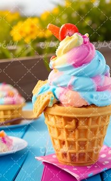 تصویر با کیفیت بستنی قیفی همراه با بستنی و بستنی وانیلی