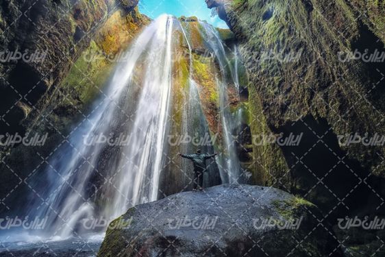 تصویر با کیفیت منظره زیبای آبشار همراه با طبیعت و چشم انداز زیبا