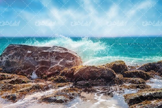 تصویر با کیفیت منظره زیبای ساحل دریا همراه با چشم انداز موج دریا