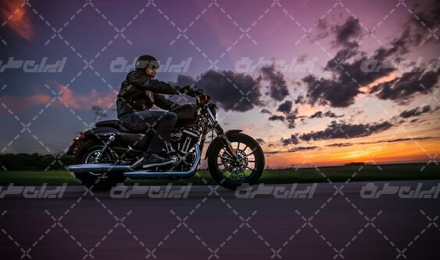 تصویر با کیفیت موتورسیکلت همراه با موتور سوار و موتور سنگین