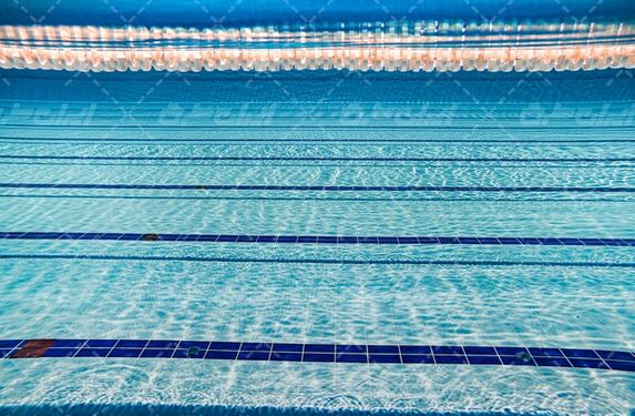 تصویر با کیفیت استخر شنا همراه با ورزش های آبی و استخر ورزشی