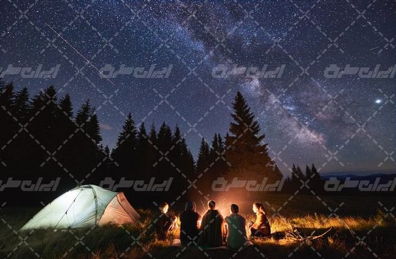 تصویر با کیفیت چادر مسافرتی همراه با منظره زیبا و چشم انداز