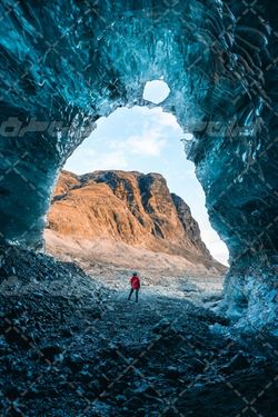 تصویر با کیفیت کوه همراه با منظره زیبا و غار زیبا