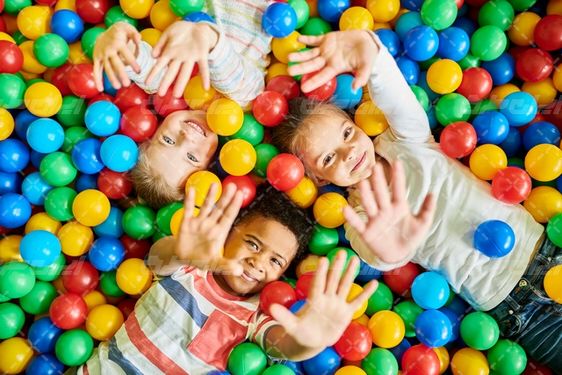 تصویر با کیفیت بچه همراه با توپ بازی و بازی بچه ها