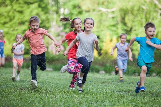 تصویر با کیفیت بچه همراه با دویدن بچه ها و بازی بچه ها