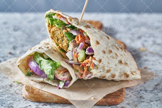 تصویر با کیفیت سبزیجات همراه با مواد غذایی و سالاد