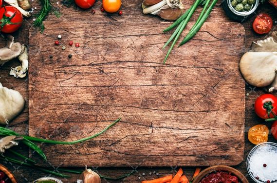 تصویر با کیفیت تخته گوشت همراه با سبزیجات و گوجه فرنگی