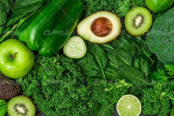 تصویر با کیفیت سبزیجات همراه با مواد غذایی و سالاد