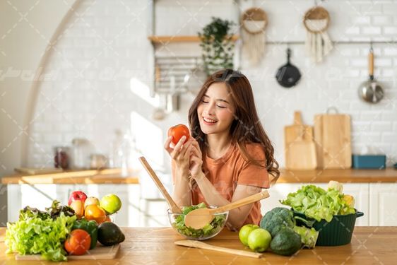 تصویر با کیفیت سبزیجات همراه با مواد غذایی و سالاد