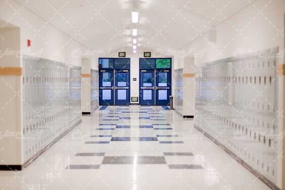 تصویر با کیفیت مدرسه همراه با کمدهای دانش آموزان و درب خروج