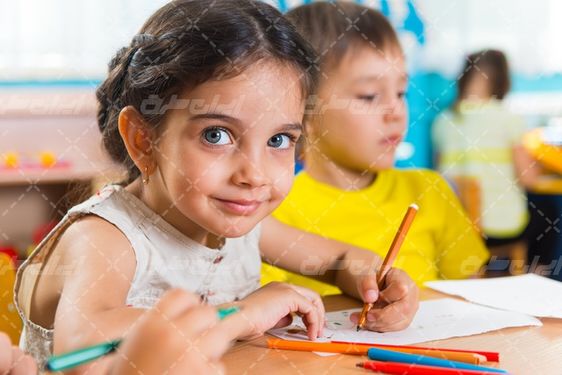 تصویر با کیفیت مدرسه همراه با آموزش و تحصیل کودکان