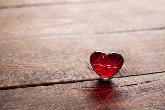 تصویر با کیفیت قلب شیشه ای گرافیکی همراه با عشق و نماد دوست داشتن